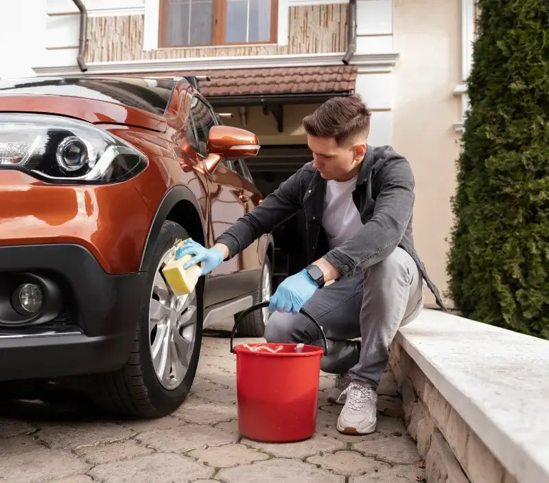 Lavage auto à domicile Fauroux : professionnel intervenant sur un véhicule